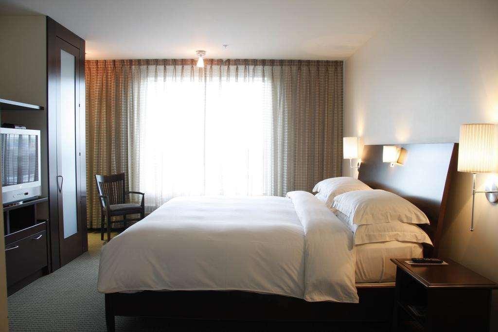 Hotel Mortagne ブーシャーヴィル エクステリア 写真